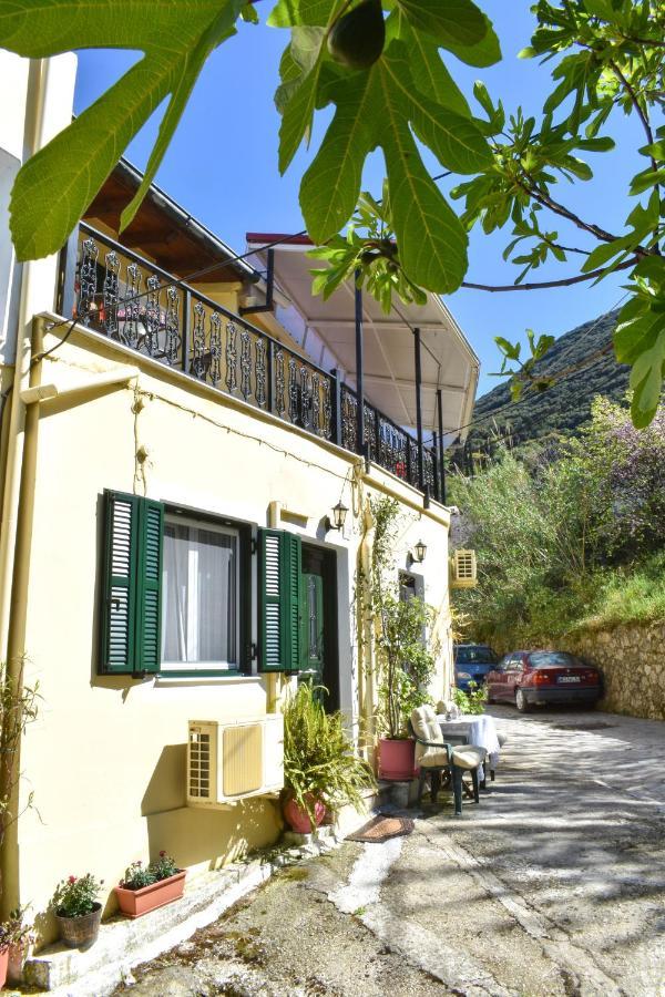 Marilou'S Cottage Ágios Matthaíos Екстериор снимка